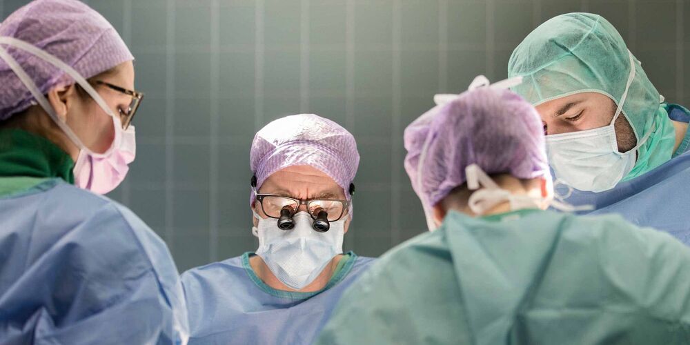 Ärzte in einem Operationssaal an einem OP-Tisch